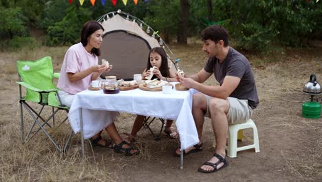 cena en el campamento familiar