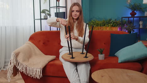 chica acabando el montaje de muebles en casa en un nuevo apartamento, mesa exitosa recolectar reparación fijación
