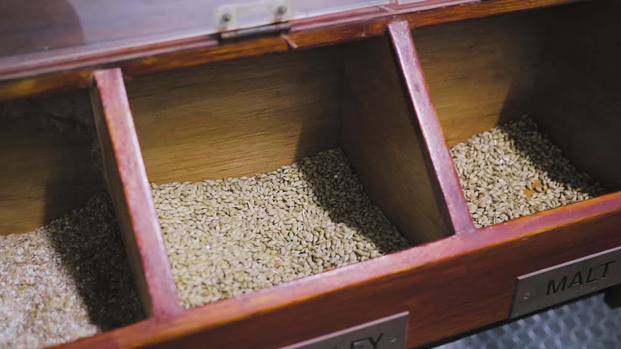 비스트, 몰트 및 거의 whiskly 증류소에서 보여주는 전시