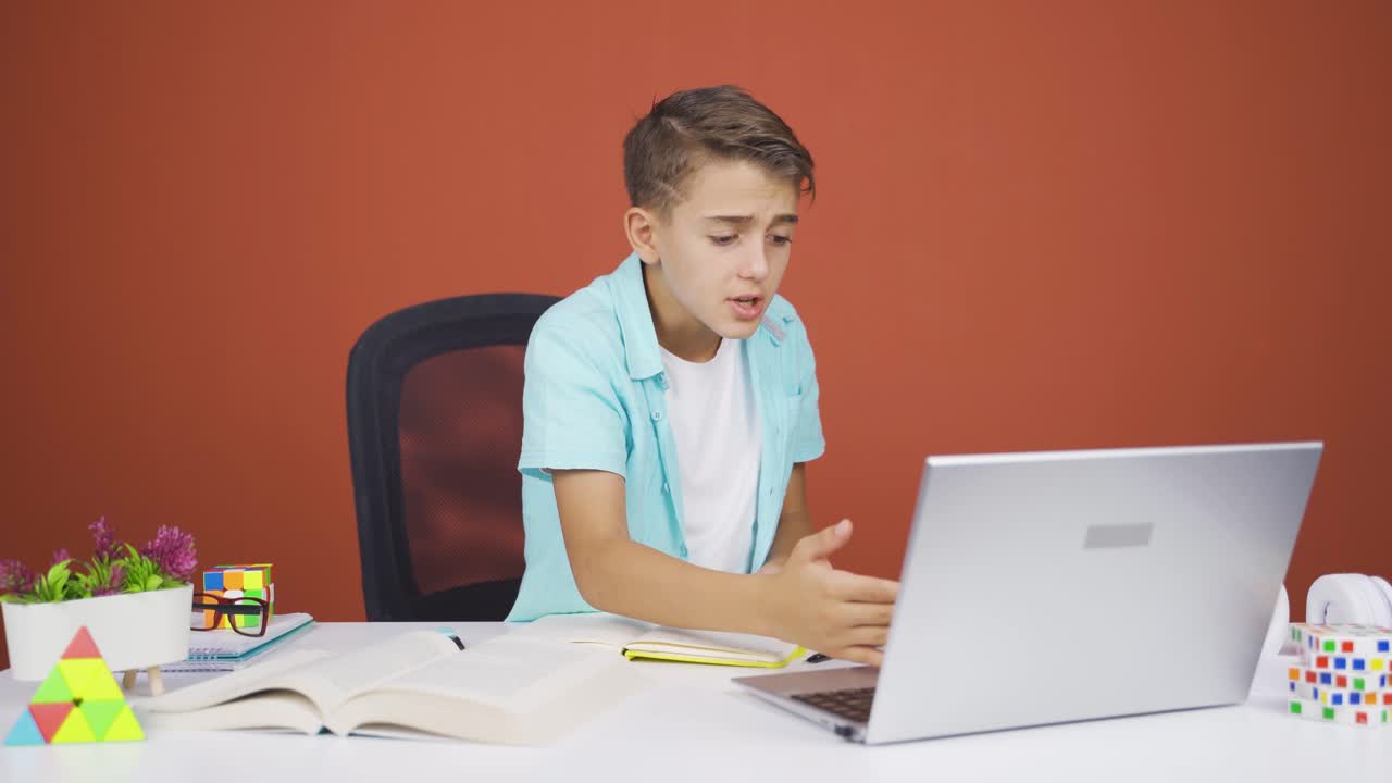 el chico que se enojó por lo que vio en la computadora portátil.