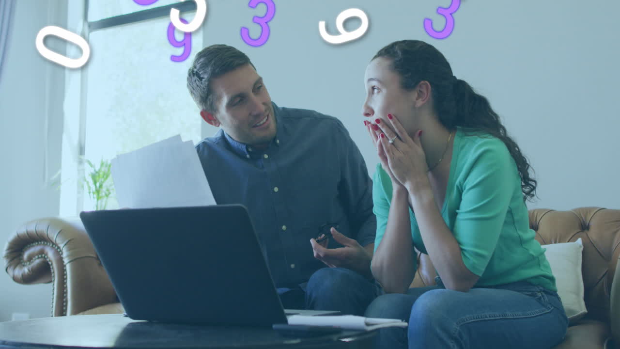 animación de números cambiando sobre pareja caucásica usando portátil