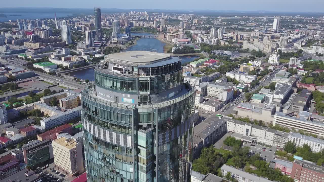 도시 에 있는 고층 건물