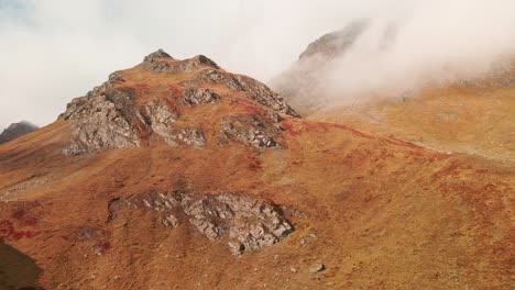 Rocas-En-El-Pico-De-La-Montaña-Contra-El-Horizonte-Brumoso-Durante-El-Otoño-En-Piemonte,-Italia