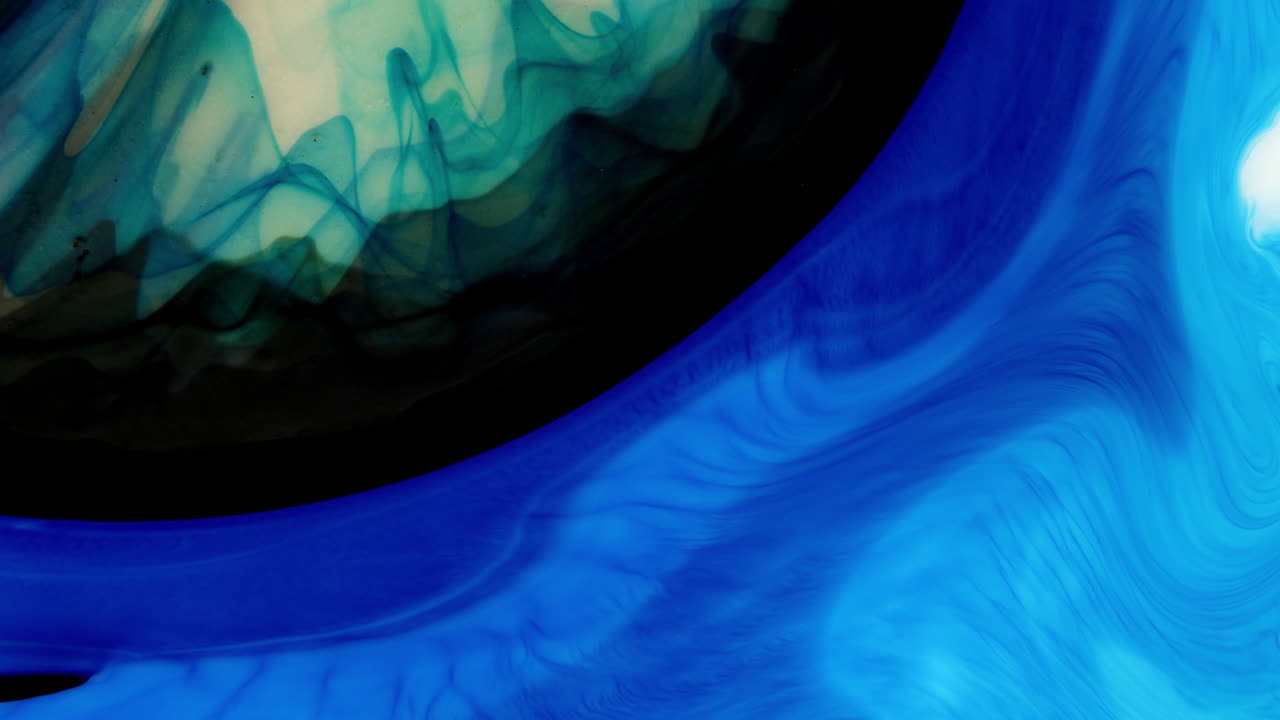 Inchiostro verde scuro che si espande vorticosamente in un motivo geometrico ritmico attorno a inchiostro blu scuro