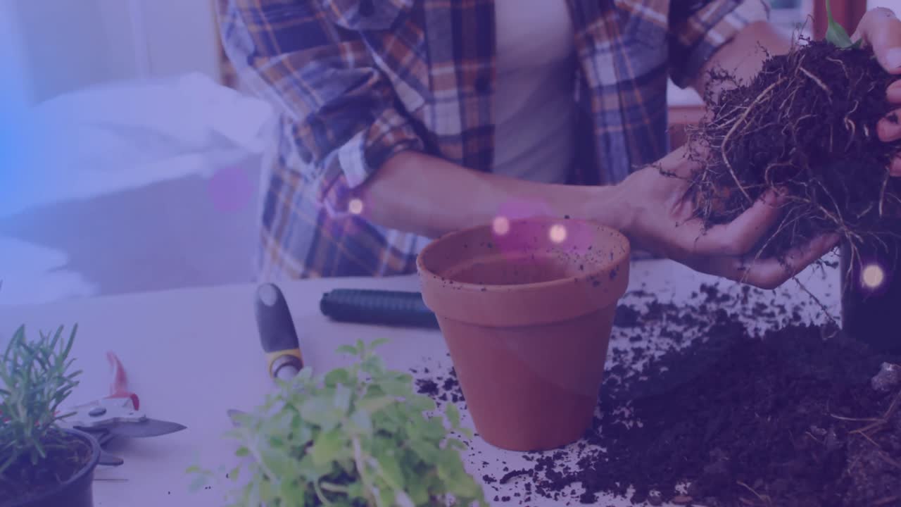 정원에서 일하는 백인 여성 위의 파란 빛의 비디오