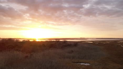 Un-Lapso-De-Tiempo-De-Baja-Altitud-Sobre-Un-Pantano-Salado-En-Long-Island,-Nueva-York-Al-Amanecer