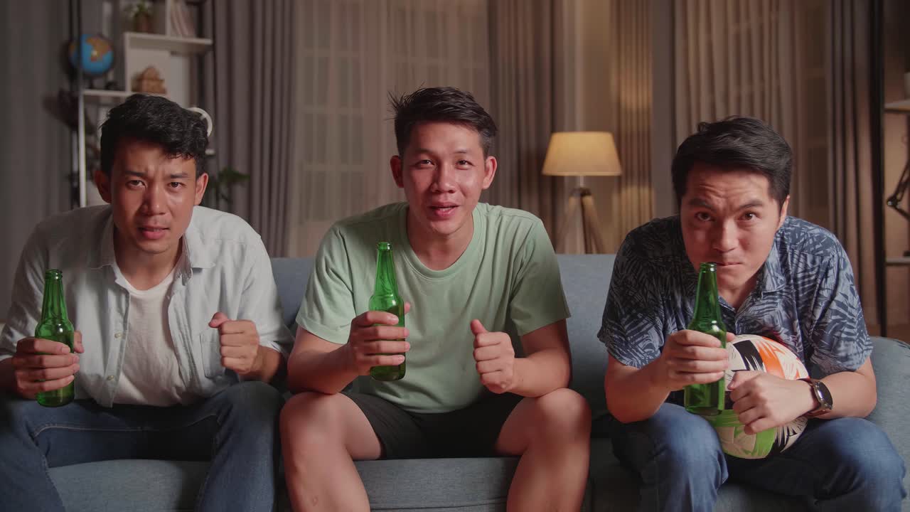 스포츠 의 승리 를 축하 하는 친구 들