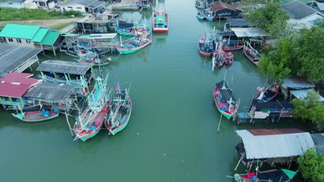 Drone-Apuntando-Su-Cámara-Hacia-Abajo-Mientras-Revela-Barcos-Pesqueros-Estacionados-En-El-Pueblo-Pesquero-De-Bang-Pu,-Parque-Nacional-Sam-Roi-Yot,-Prachuap-Khiri-Khan,-Tailandia