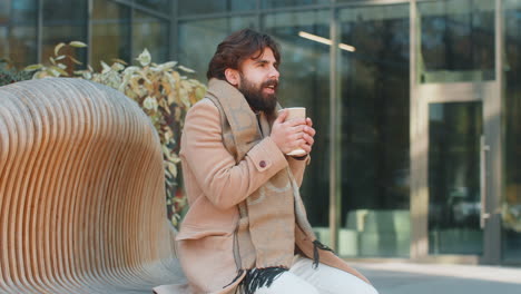 junger indischer geschäftsmann tourist genießt das trinken morgens warmer heißer takeout kaffee tee getränk