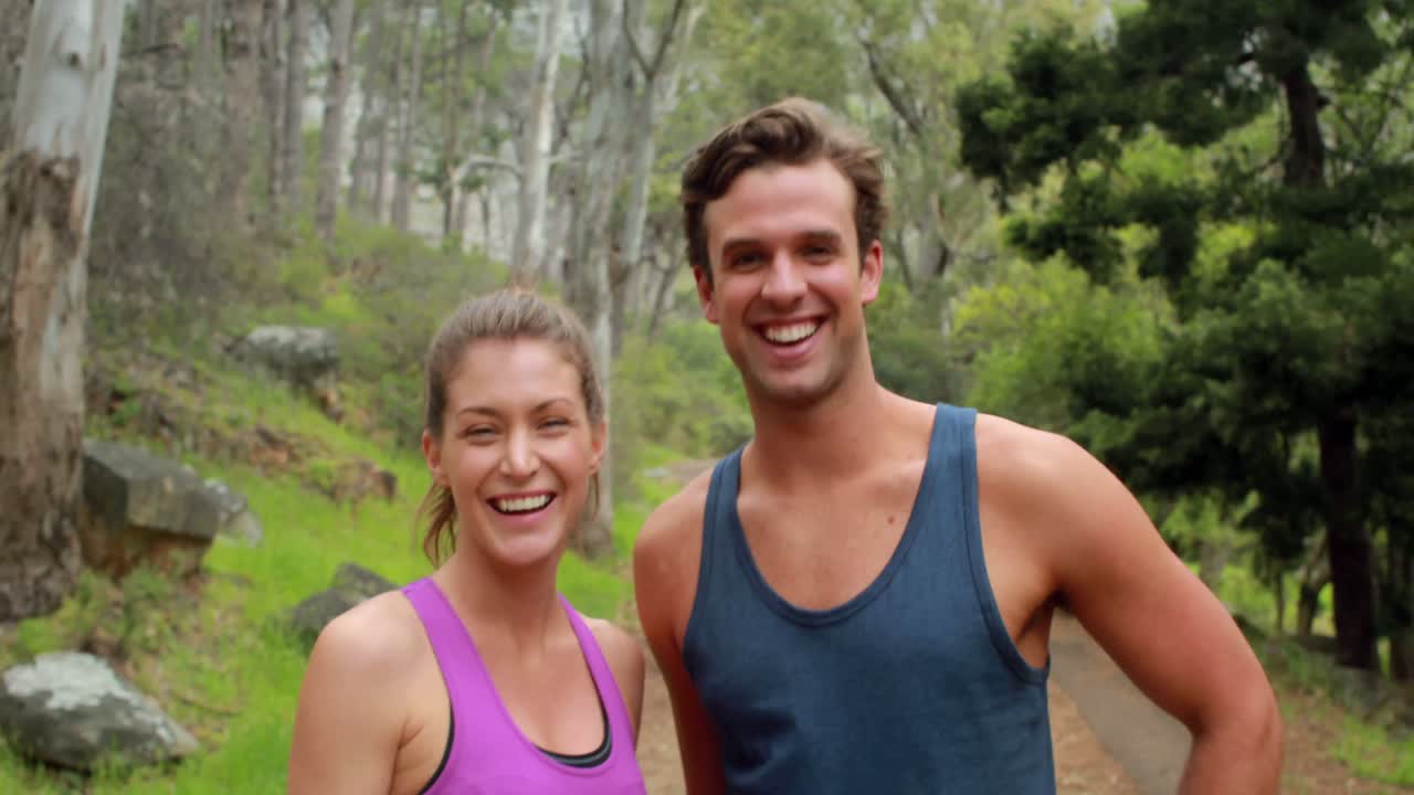 una pareja feliz dando la mano.
