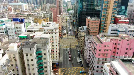 香港市中心的建筑物,行人交叉路口和交通,高海拔空中景观