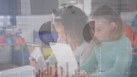 animación de una interfaz infográfica multicolor sobre niñas diversas que utilizan una tableta digital