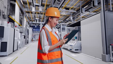 mujer ingeniera inspeccionando maquinaria en una fábrica