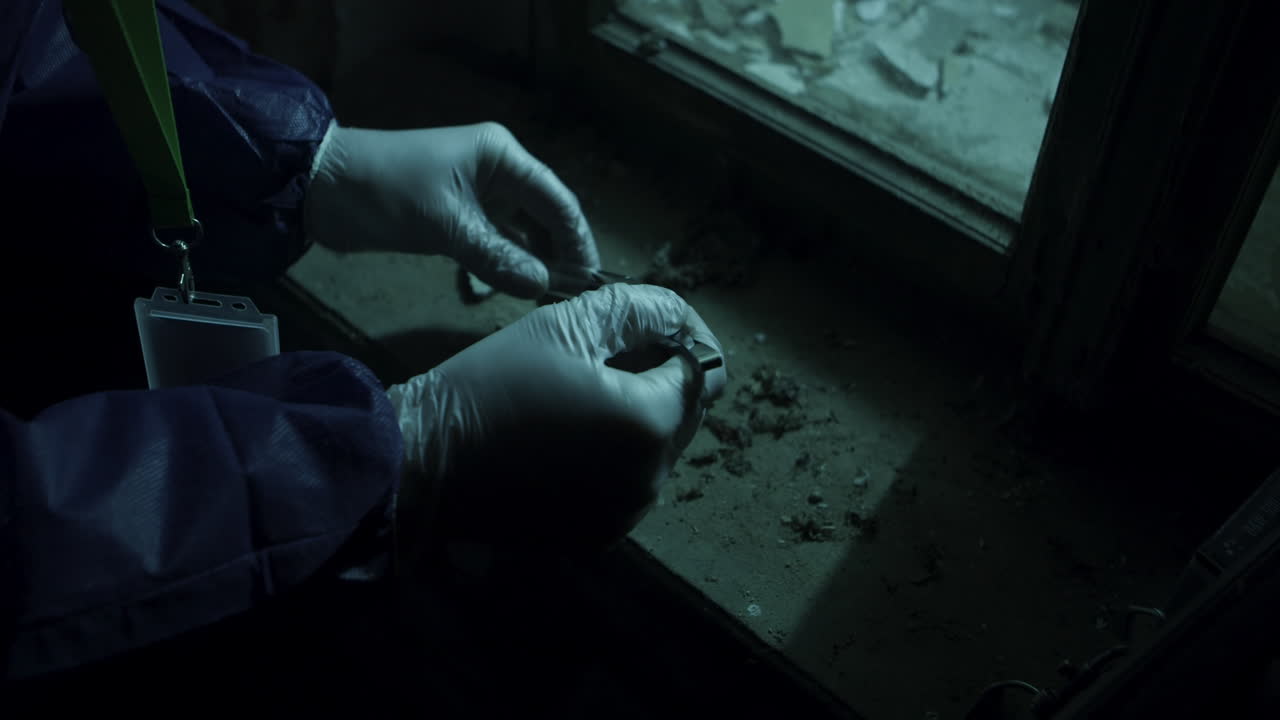 сбор улик преступления в пробирку пинцетом, руки в пластиковых перчатках деталь, ночной вид