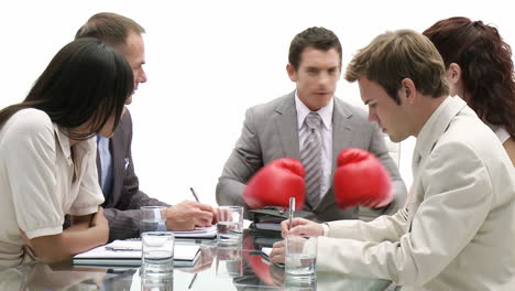 gerente estresado con guantes de boxeo