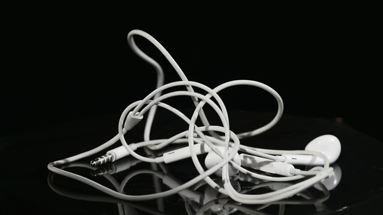 los auriculares saltan en el subwoofer en movimiento en fondo negro