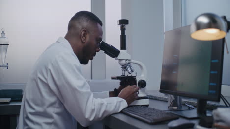 científico trabajando con un microscopio en un laboratorio