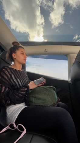 mujer en un coche