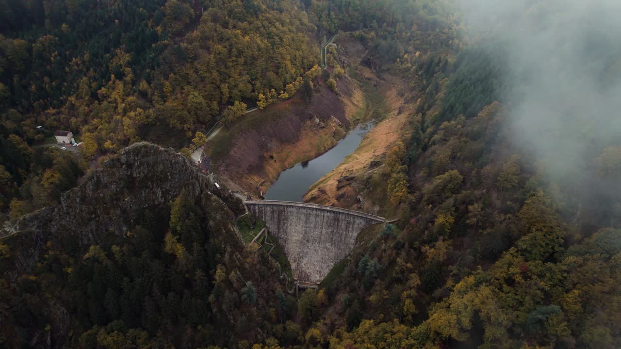 fotografía aérea de la presa de gouffre d'enfer cerca de saint etienne, departamento del loira en un día de niebla con nubes bajas, francia
