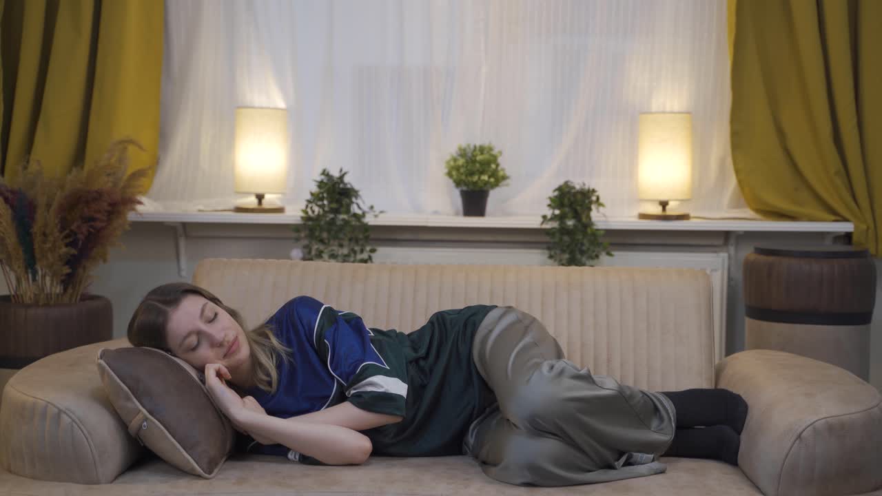 행복하고 평화로운 젊은 여성.