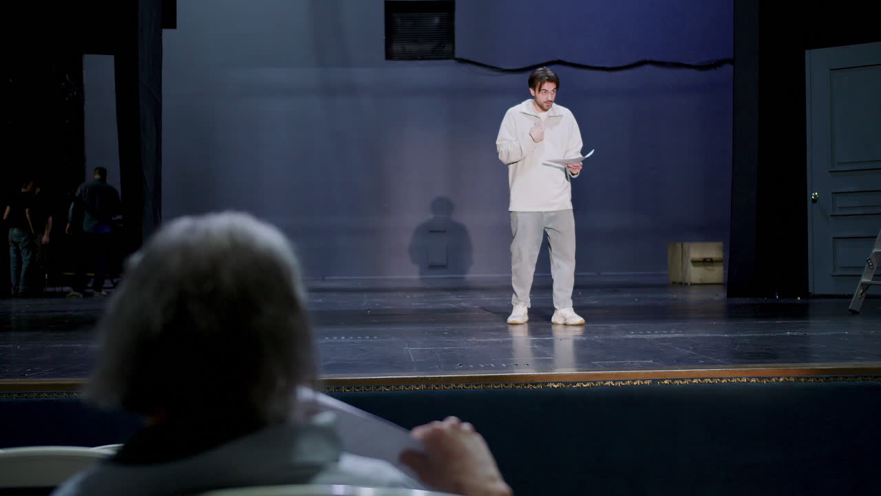 actor actuando en el escenario