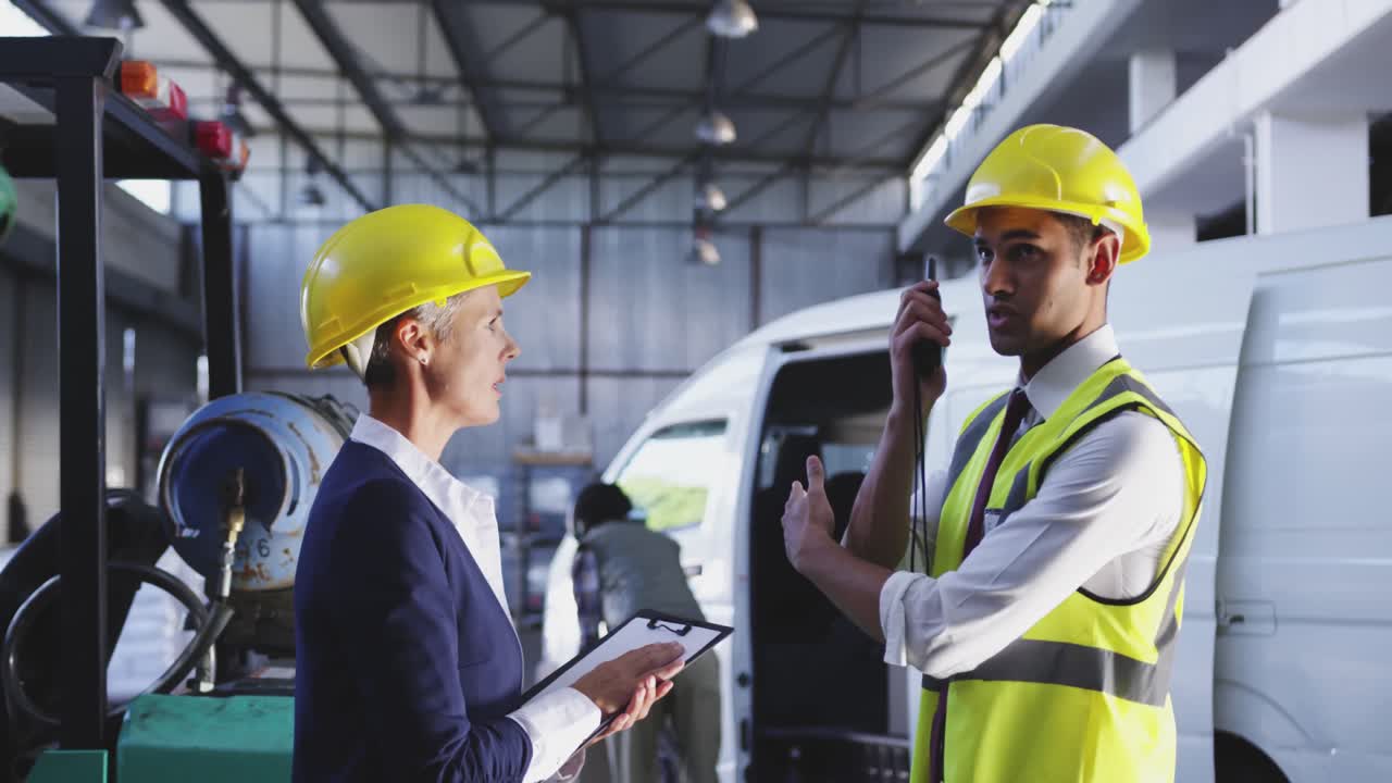 mujer empresaria y gerente de almacén en discusión 4k