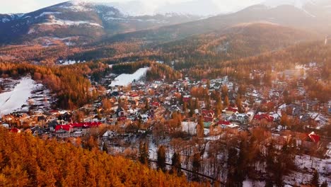 Toma-De-Drones-De-Un-Karpacz,-Bosque-De-Montañas-Polacas-Durante-El-Otoño-Durante-La-Puesta-De-Sol