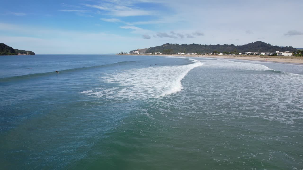 Surfisti sulla spiaggia di Whangamata vicino alla città di Whangamata nella Penisola di Coromandel, Isola del Nord della Nuova Zelanda