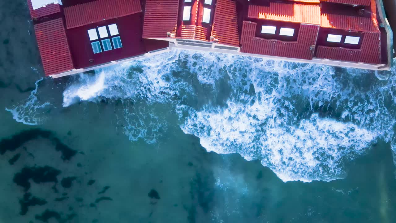 킹타이드가 캘리포니아 해안을 강타하다