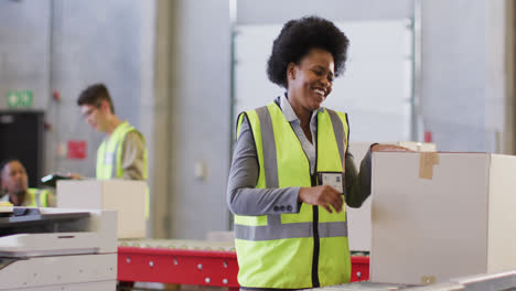 Retrato-De-Una-Trabajadora-Afroamericana-Con-Traje-De-Seguridad-Y-Sonriendo-En-El-Almacén