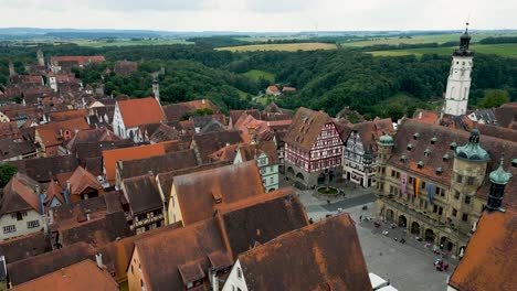 4k drone wideo fontanny św. jerzego, ratusza i niemieckiego muzeum bożego narodzenia wokół placu rynkowego w rothenburgu w niemczech