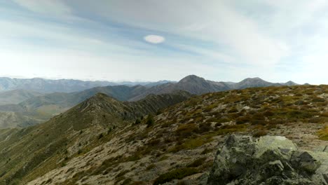 Luftaufnahme-Vom-Majestätischen-Gipfel-Des-Mount-Isobel,-Der-Einen-Panoramablick-Auf-Atemberaubende-Landschaften-Und-Hoch-Aufragende-Gipfel-Bietet