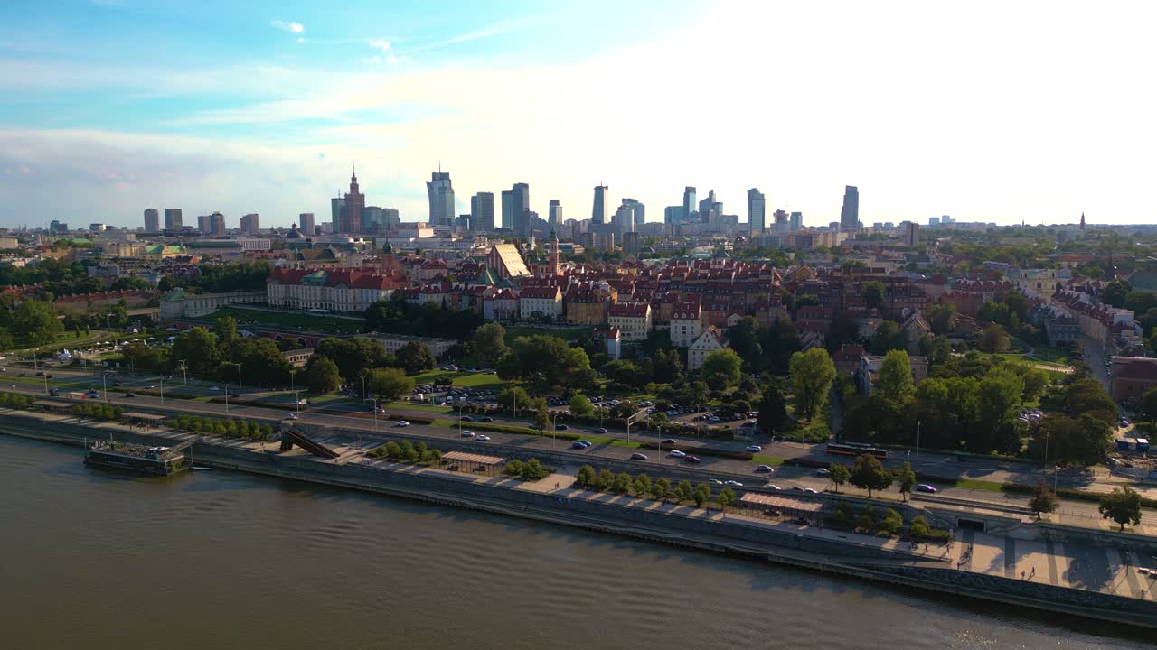 Panorama aéreo de Varsóvia, Polônia, sobre o rio Vístula, com o centro da cidade e a Cidade Velha ao longe
