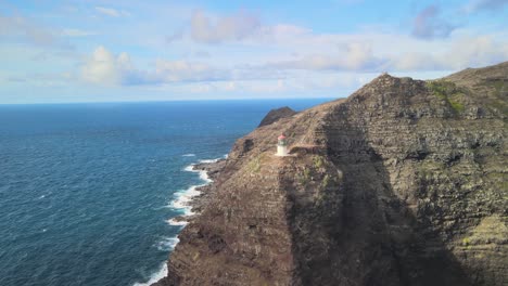 Luftschwenk-Linke-Ansicht-Des-Makapuu-Leuchtturms-In-Waimanalo-Hawaii