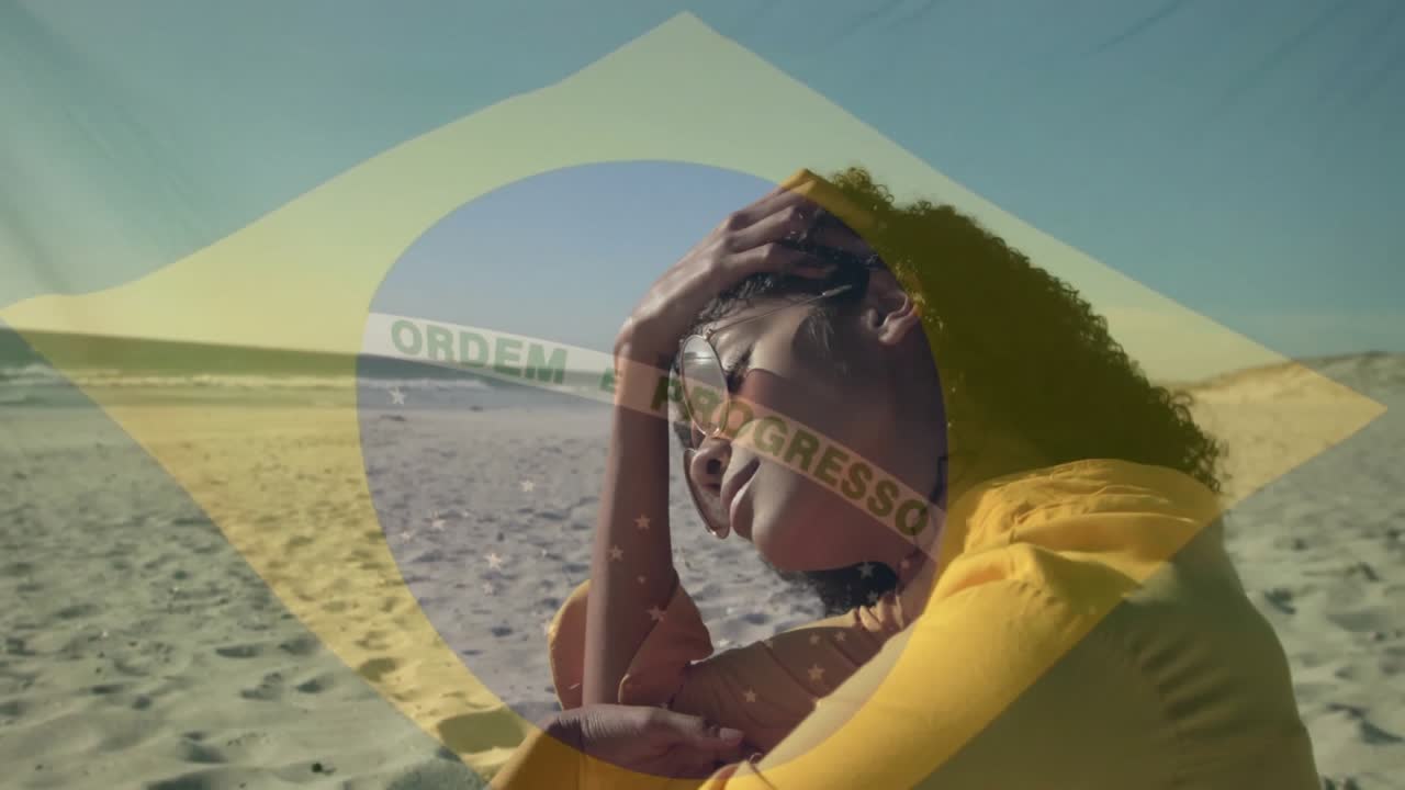Mulher usando óculos de sol na beira da praia, destacando o marketing de viagens com sobreposição da bandeira brasileira