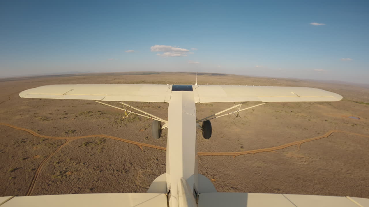 Aereo da boscaglia in volo sopra la savana arbustiva in Kenya