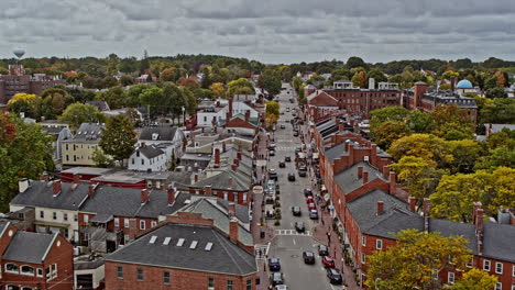 Newburyport-Massachusetts-Antena-V5-Sobrevuelo-En-El-Centro-De-La-Ciudad-Por-Encima-Y-A-Lo-Largo-De-La-Calle-Estatal-Capturando-Un-Hermoso-Paisaje-Urbano-Histórico-Con-Arquitecturas-Victorianas---Filmado-Con-Una-Cámara-Inspire-2,-X7---Octubre-De-2021