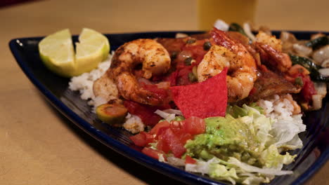 fajitas de gambas a la parrilla sobre arroz en un plato triangular azul, cierre deslizante hd