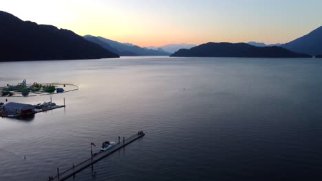 Muelle-Al-Atardecer-En-El-Hermoso-Lago-En-Fraser-Valley,-Columbia-Británica,-Canadá