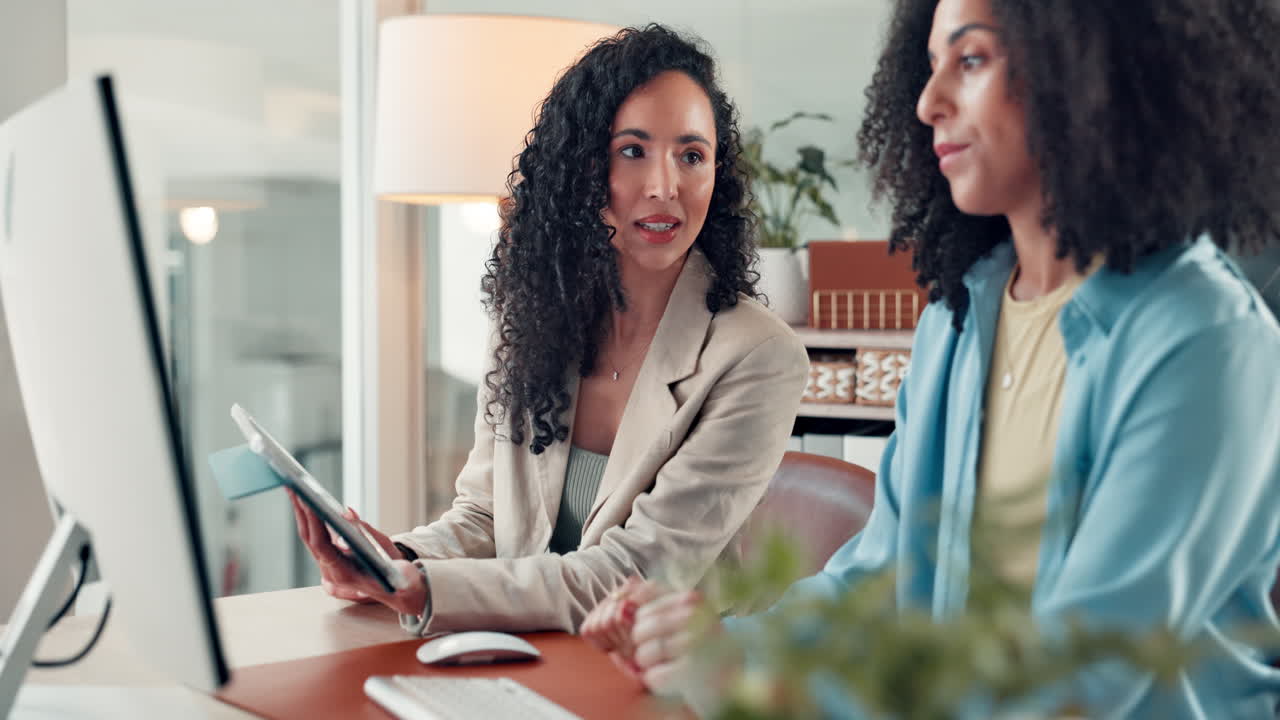 dos mujeres de negocios que colaboran en la oficina