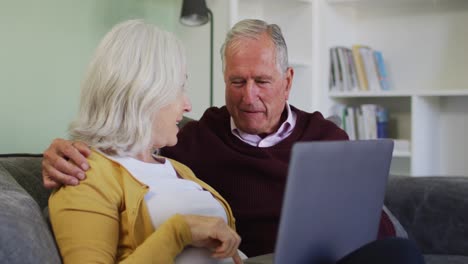 pareja caucásica de alto nivel usando una computadora portátil juntos
