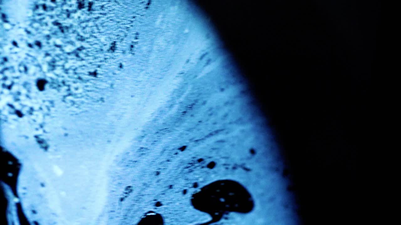 tomas estables de 4k de globos de jabón que muestran los colores del mundo macro a través de una perspectiva microscópica