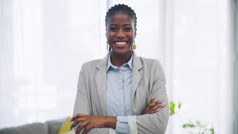 Sonríe,-Gracioso-Y-Con-Los-Brazos-Cruzados-Con-Una-Mujer-Negra.