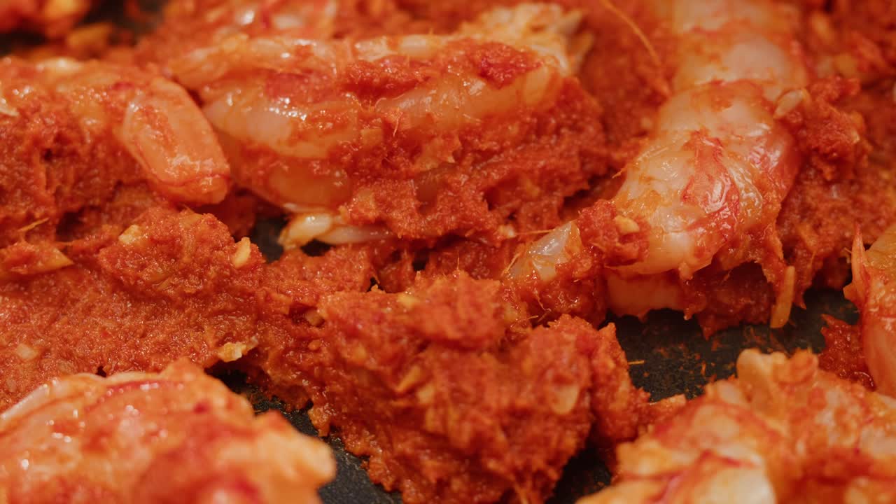 Приготовление карри из красных креветок с тамариндом, креветки в томатно-имбирном соусе, азиатская кухня, китайский ресторан