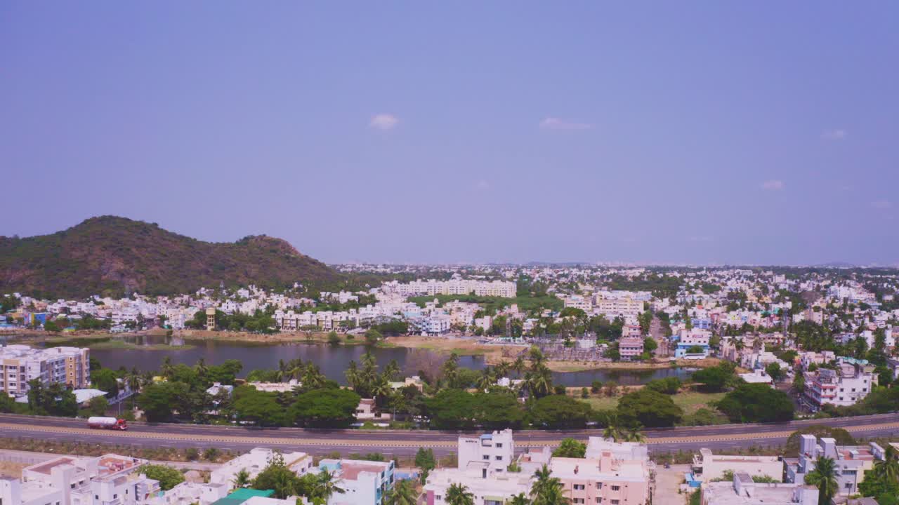 imágenes aéreas de un área urbana en el sur de la india tomadas en varias horas del día y durante el bloqueo