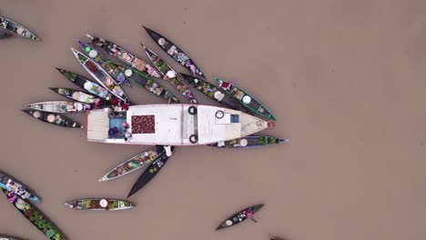 Mercado-Flotante-Tradicional-En-El-Sur-De-Kalimantan-En-El-Río-De-Sedimentos-Marrones,-De-Arriba-Hacia-Abajo