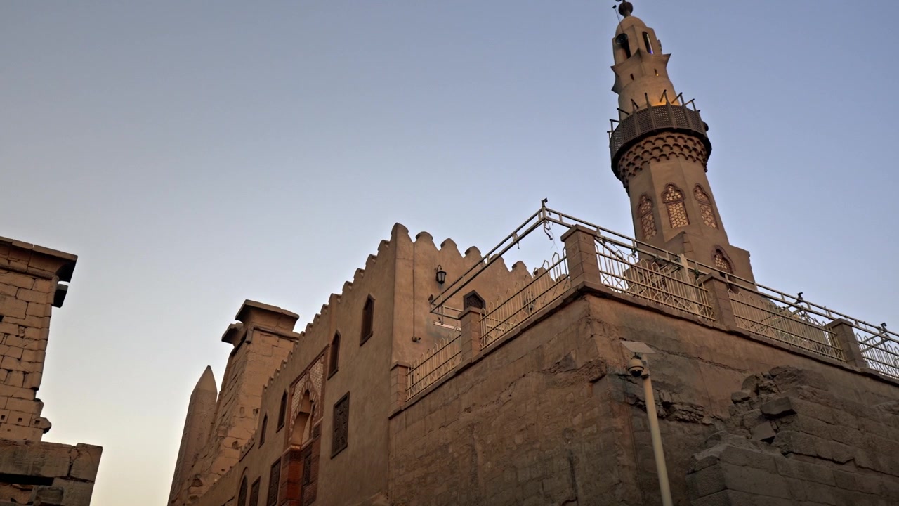Questo filmato mostra la Moschea di Abu Haggag, una struttura che sorge sulla sezione settentrionale del Tempio di Luxor a Luxor, Egitto, al tramonto.