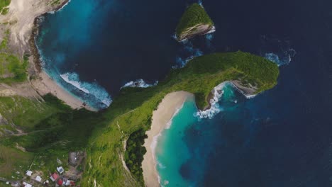 Playa-Kelingking-Con-Acantilados-Escarpados-Tropicales-En-Nusa-Penida,-Formación-Rocosa-En-Forma-De-T-rex,-Antena