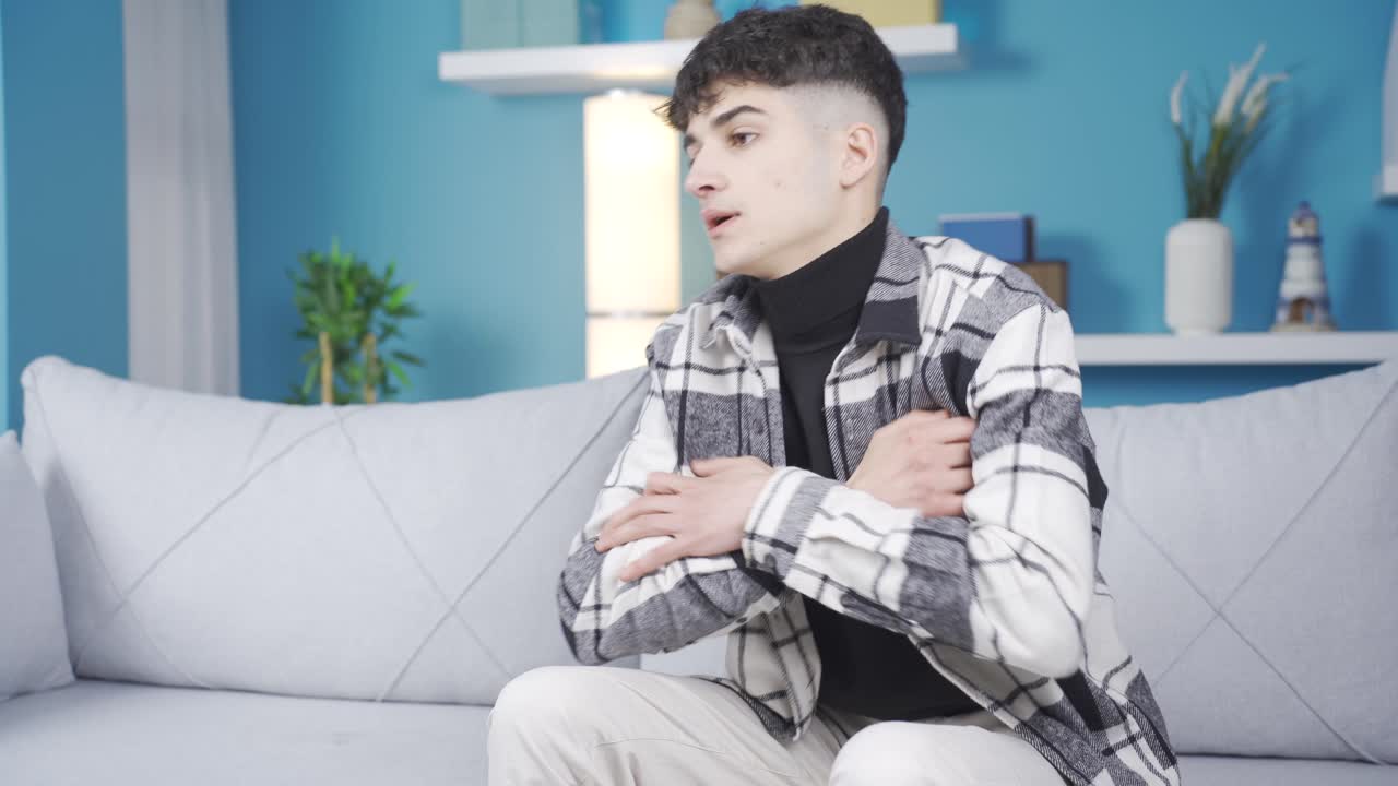 외로움을 두려워하고, 젊은 남자는 주위를 둘러보습니다.