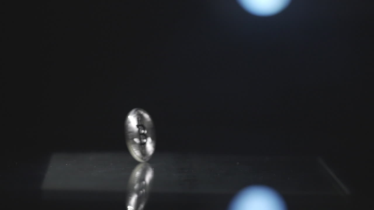 ⁇ 박이는 빛에서 회전하는 비트코인